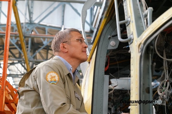 Радий Хабиров и Анатолий Сердюков посетили Кумертауский вертолетный завод   Радий Хабиров и Анатолий Сердюков посетили Кумертауский вертолетный завод