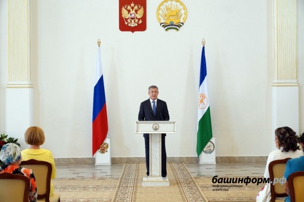 Радий Хабиров поздравил жителей Башкирии с Днём семьи, любви и верности Радий Хабиров поздравил жителей Башкирии с Днём семьи, любви и верности