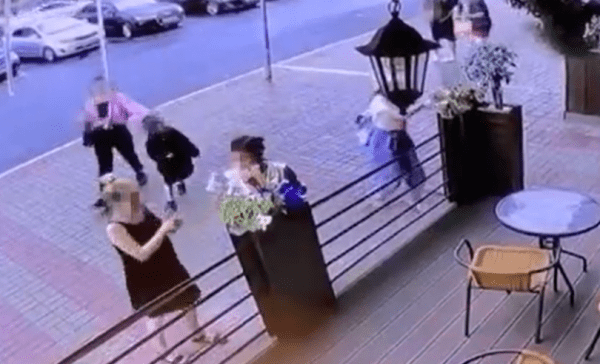 В Уфе разыскивают женщин, которые на глазах у детей совершили акт вандализма В Уфе разыскивают женщин, которые на глазах у детей совершили акт вандализма