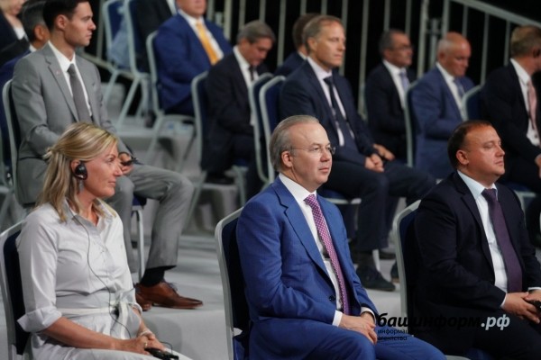 Владимир Путин в Башкирии принял участие в запуске завода по производству белого цемента Владимир Путин в Башкирии принял участие в запуске завода по производству белого цемента