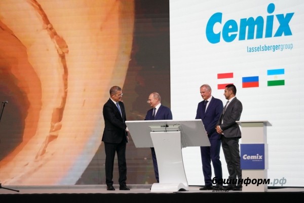 Владимир Путин в Башкирии принял участие в запуске завода по производству белого цемента Владимир Путин в Башкирии принял участие в запуске завода по производству белого цемента