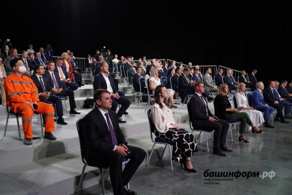 Владимир Путин в Башкирии принял участие в запуске завода по производству белого цемента Владимир Путин в Башкирии принял участие в запуске завода по производству белого цемента