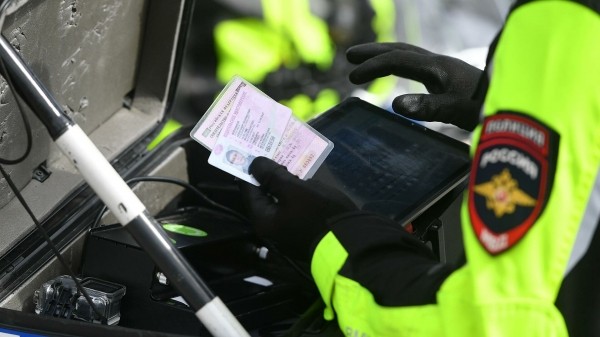 В Уфе арестовали начальника отдела ГИБДД, за взятки возвращавшего права злостным нарушителям В Уфе арестовали начальника отдела ГИБДД, за взятки возвращавшего права злостным нарушителям