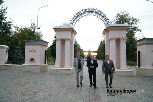 Радий Хабиров принял участие в праздновании 75-летия Октябрьского 