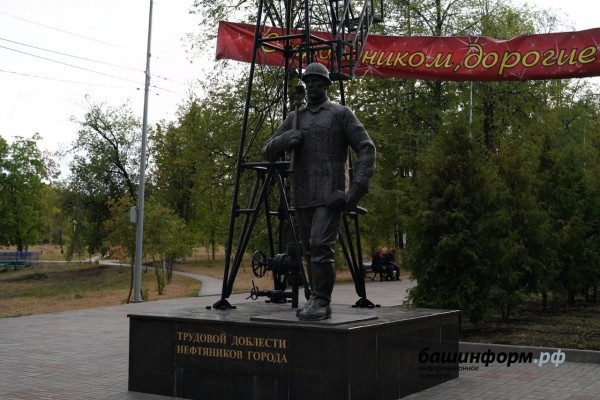 Радий Хабиров принял участие в праздновании 75-летия Октябрьского 