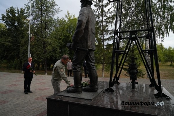 Радий Хабиров принял участие в праздновании 75-летия Октябрьского 