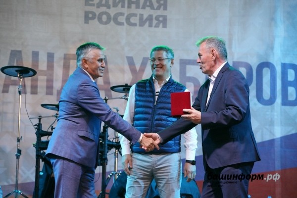 Радий Хабиров принял участие в праздновании 75-летия Октябрьского 