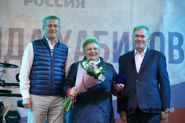 Радий Хабиров принял участие в праздновании 75-летия Октябрьского 