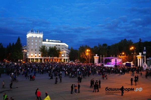 Радий Хабиров принял участие в праздновании 75-летия Октябрьского 