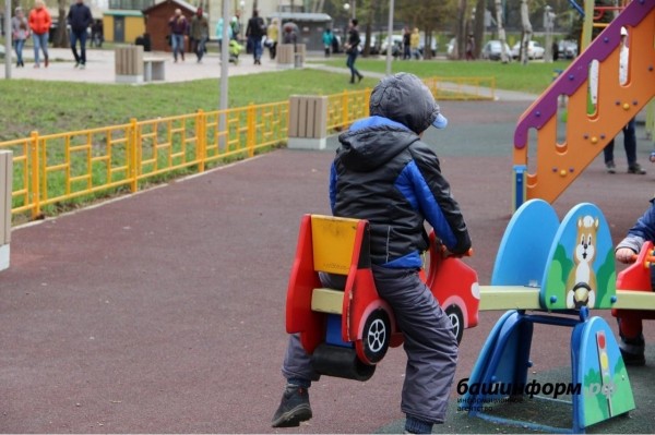 С 1 октября детские пособия будут начислять только на карту «Мир» 