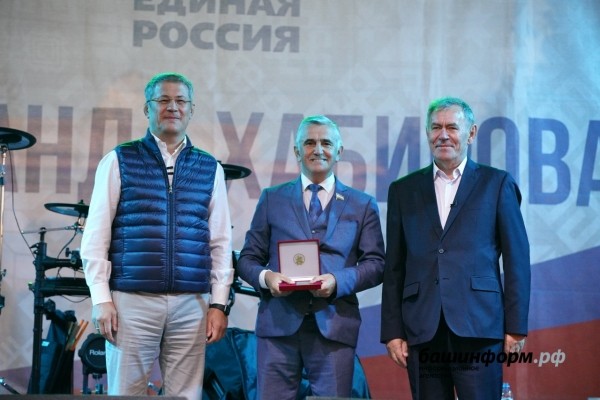 Радий Хабиров принял участие в праздновании 75-летия Октябрьского 