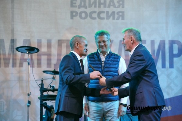 Радий Хабиров принял участие в праздновании 75-летия Октябрьского 