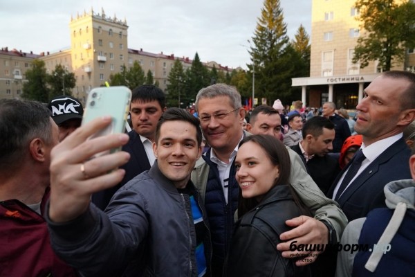 Радий Хабиров принял участие в праздновании 75-летия Октябрьского 