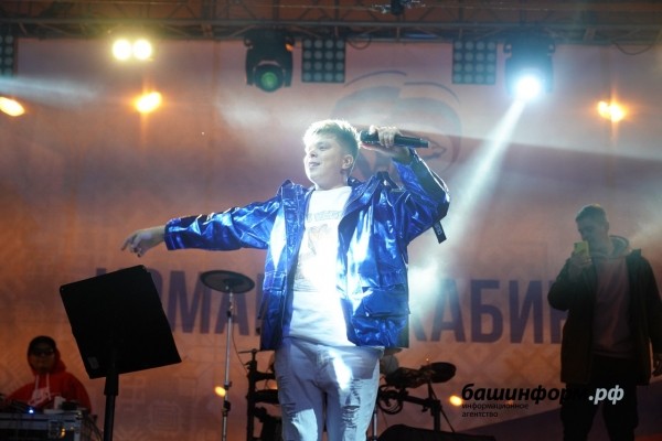 Радий Хабиров принял участие в праздновании 75-летия Октябрьского 