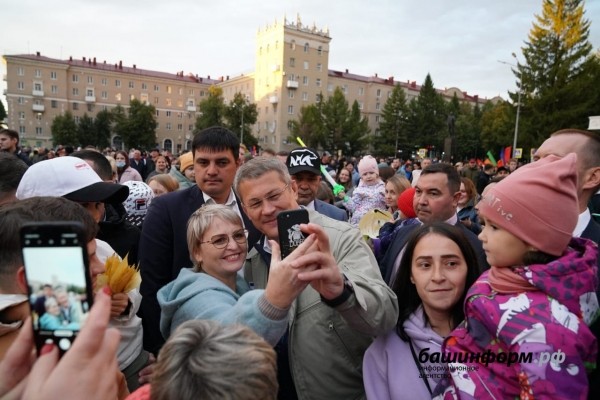 Радий Хабиров принял участие в праздновании 75-летия Октябрьского 