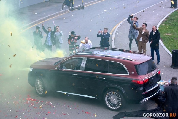 «Майбах» за 20 млн, горы конфетти и высокопоставленные гости»: как прошла свадьба певца Элвина Грея 