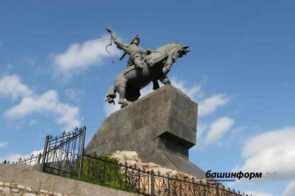 Памятник Салавату Юлаеву в Уфе снимут с постамента и отреставрируют на той же площадке Памятник Салавату Юлаеву в Уфе снимут с постамента и отреставрируют на той же площадке