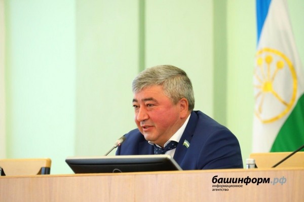 Глава Горсовета Уфы отдал служебный автомобиль в пользование медикам Глава Горсовета Уфы отдал служебный автомобиль в пользование медикам