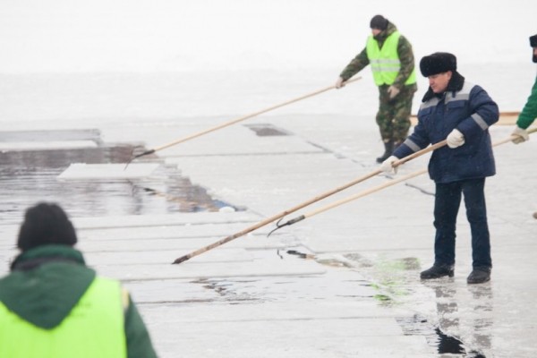 В Уфе 7-летняя девочка провалилась под лед в центре города  В Уфе 7-летняя девочка провалилась под лед в центре города