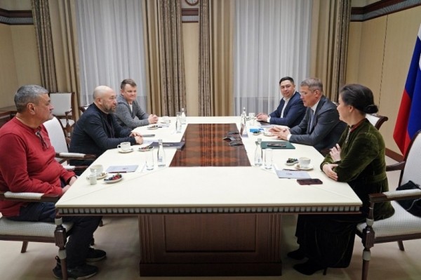 Радий Хабиров встретился с кинорежиссером Тимуром Бекмамбетовым 