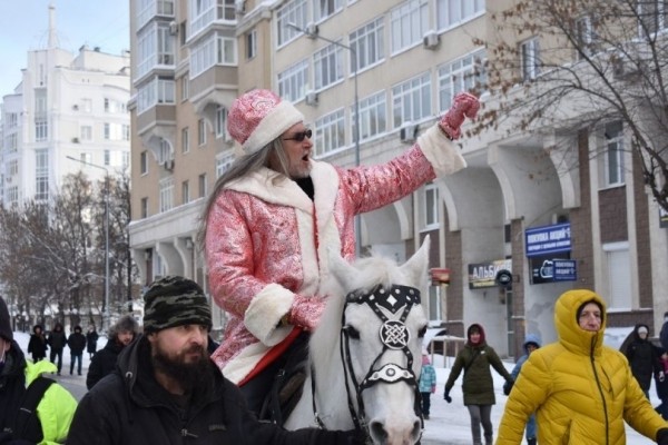 Никита Джигурда возглавил парад дедов Морозов на новогоднем фестивале TERRA ZIMA в Уфе 