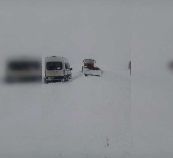 В Башкирии автобус с 17 пассажирами застрял в снегу В Башкирии автобус с 17 пассажирами застрял в снегу