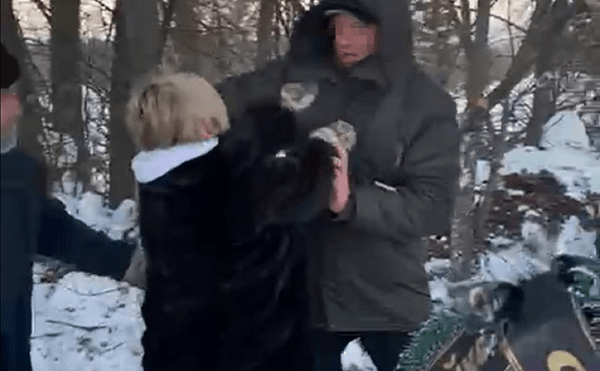 Мэрия Уфы прокомментировала потасовку сотрудника кладбища с ритуальщиками Мэрия Уфы прокомментировала потасовку сотрудника кладбища с ритуальщиками