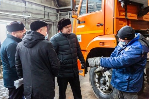 Ратмир Мавлиев распорядился усилить уборку снега в Уфе  Ратмир Мавлиев распорядился усилить уборку снега в Уфе