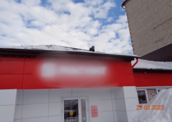 В Кумертау на козырьке магазина застрял 11-летний ребенок 