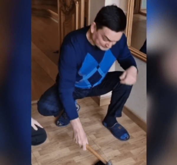 Бизнесмен из Башкирии разбил молотком планшет Apple в ответ на санкции
Бизнесмен из Башкирии разбил молотком планшет Apple в ответ на санкции