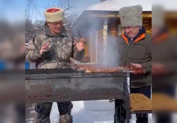 Радий Хабиров показал, как готовит праздничное блюдо для семьи Радий Хабиров показал, как готовит праздничное блюдо для семьи