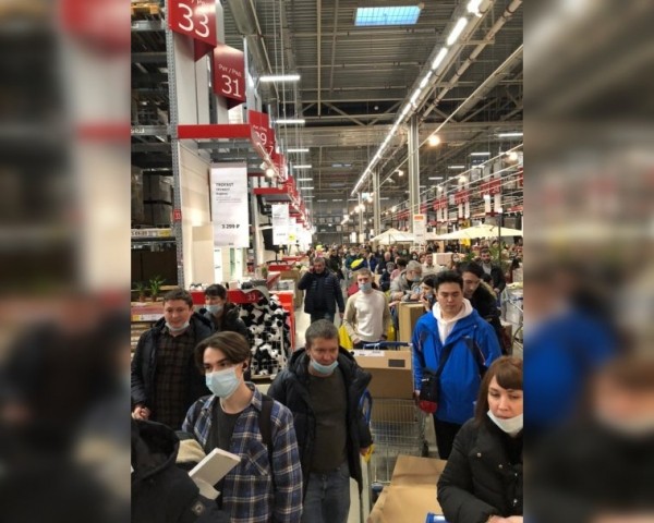 В IKEA в Уфе образовались огромные очереди перед закрытием  В IKEA в Уфе образовались огромные очереди перед закрытием