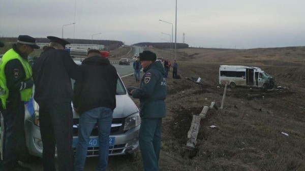 Микроавтобус перевернулся на федеральной трассе в Башкирии, девять человек пострадали