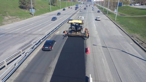 В Уфе начали укладывать асфальт на проспекте Салавата Юлаева 