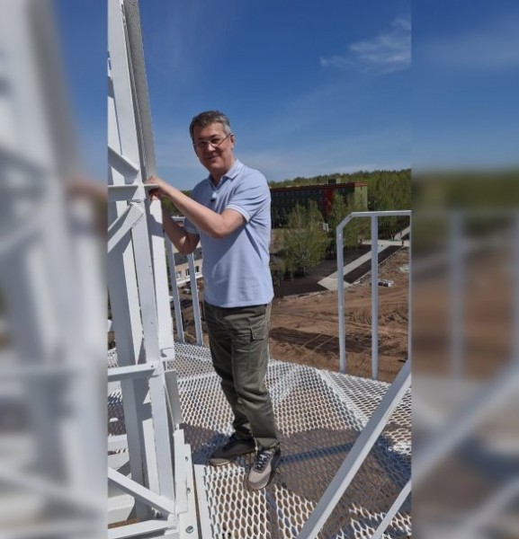 Радий Хабиров поднялся на парашютную вышку «Патриота» Радий Хабиров поднялся на парашютную вышку «Патриота»