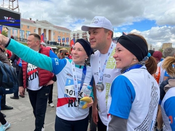 Ратмир Мавлиев показал брендированную одежду к 450-летию Уфы 