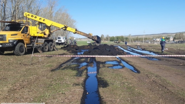 В деревне Башкирии прорвало трубопровод с нефтью 