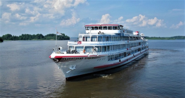 В Уфу 4 мая прибудут сразу три трехпалубных теплохода 