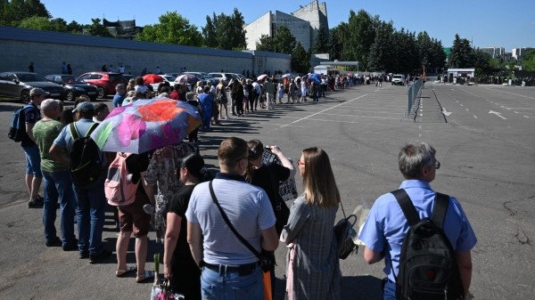 Сотни людей пришли проститься с певцом Юрием Шатуновым на Троекуровское кладбище Сотни людей пришли проститься с певцом Юрием Шатуновым на Троекуровское кладбище