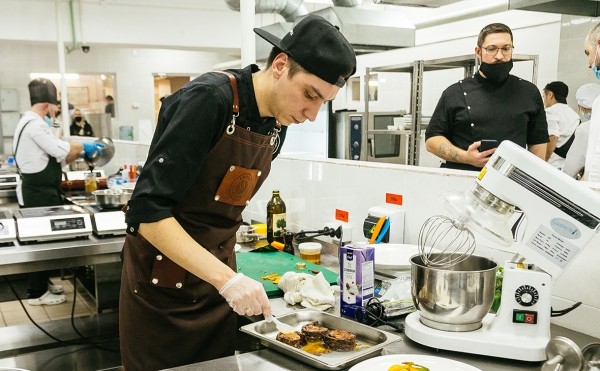 
                    Столовые и пивные магазины в Уфе в мае показали наибольший рост выручки

                