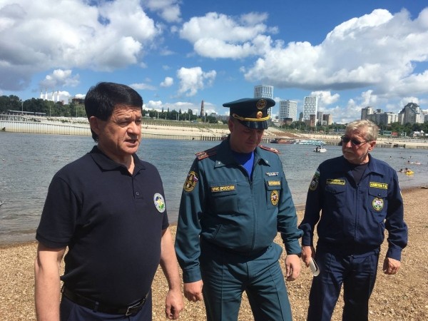 «Делаем свою работу»: в Уфе спасатели проинспектировали наиболее опасные места для купания 