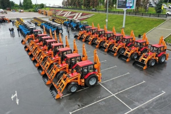 Глава Башкирии передал главам районов 64 единицы коммунальной техники Глава Башкирии передал главам районов 64 единицы коммунальной техники