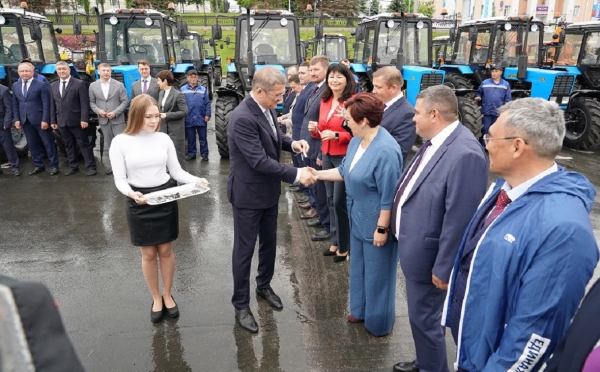 Районам и городам Башкирии передали еще 64 новые коммунальные машины
Районам и городам Башкирии передали еще 64 новые коммунальные машины