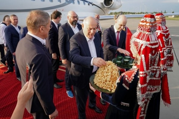 В Уфу прилетел президент Абхазии Аслан Бжания 