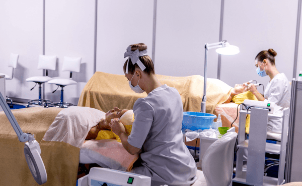 «Ищем творческие подходы»: как косметологии приспособились к санкциям
«Ищем творческие подходы»: как косметологии приспособились к санкциям