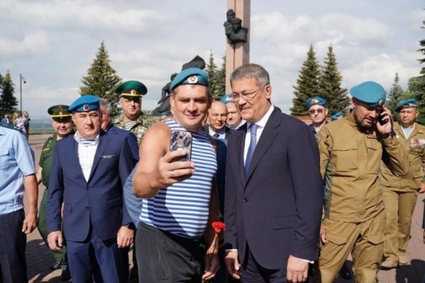 «Мира и спокойствия нашему общему дому»: глава Башкирии поздравил всех причастных с Днем ВДВ 