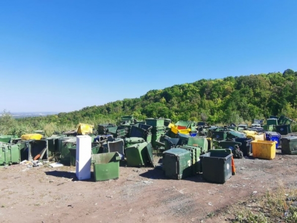 Ущерб от вандалов на контейнерных площадках в Уфе составил более 1,3 млн рублей Ущерб от вандалов на контейнерных площадках в Уфе составил более 1,3 млн рублей