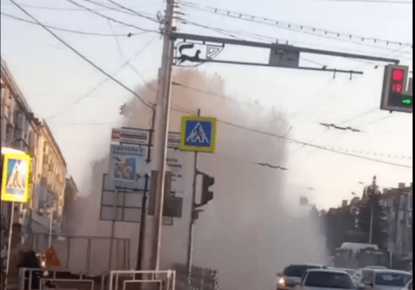 В Уфе в районе округа Галле после гидравлических испытаний забил из-под земли фонтан 