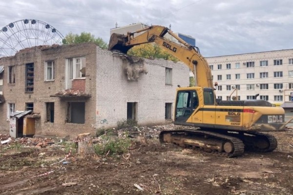 В Кировском районе Уфы сносят аварийный дом  В Кировском районе Уфы сносят аварийный дом
