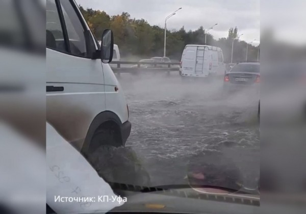 В Уфе проспект Салавата Юлаева затопило фекалиями 